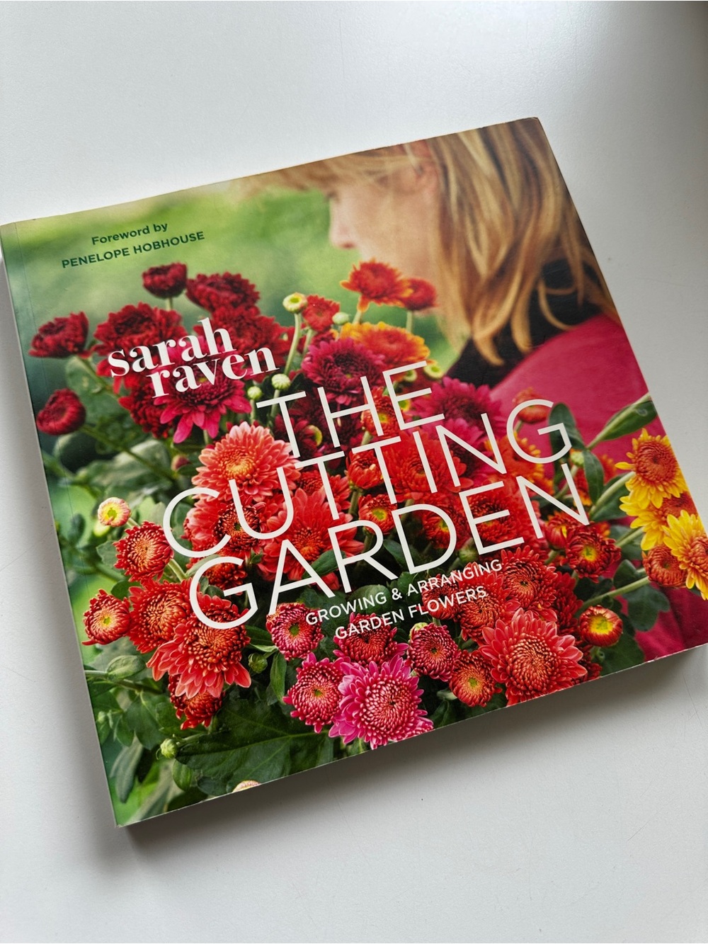 The Cutting Garden: Growing and Arranging Garden Flowers Book by Sarah Raven